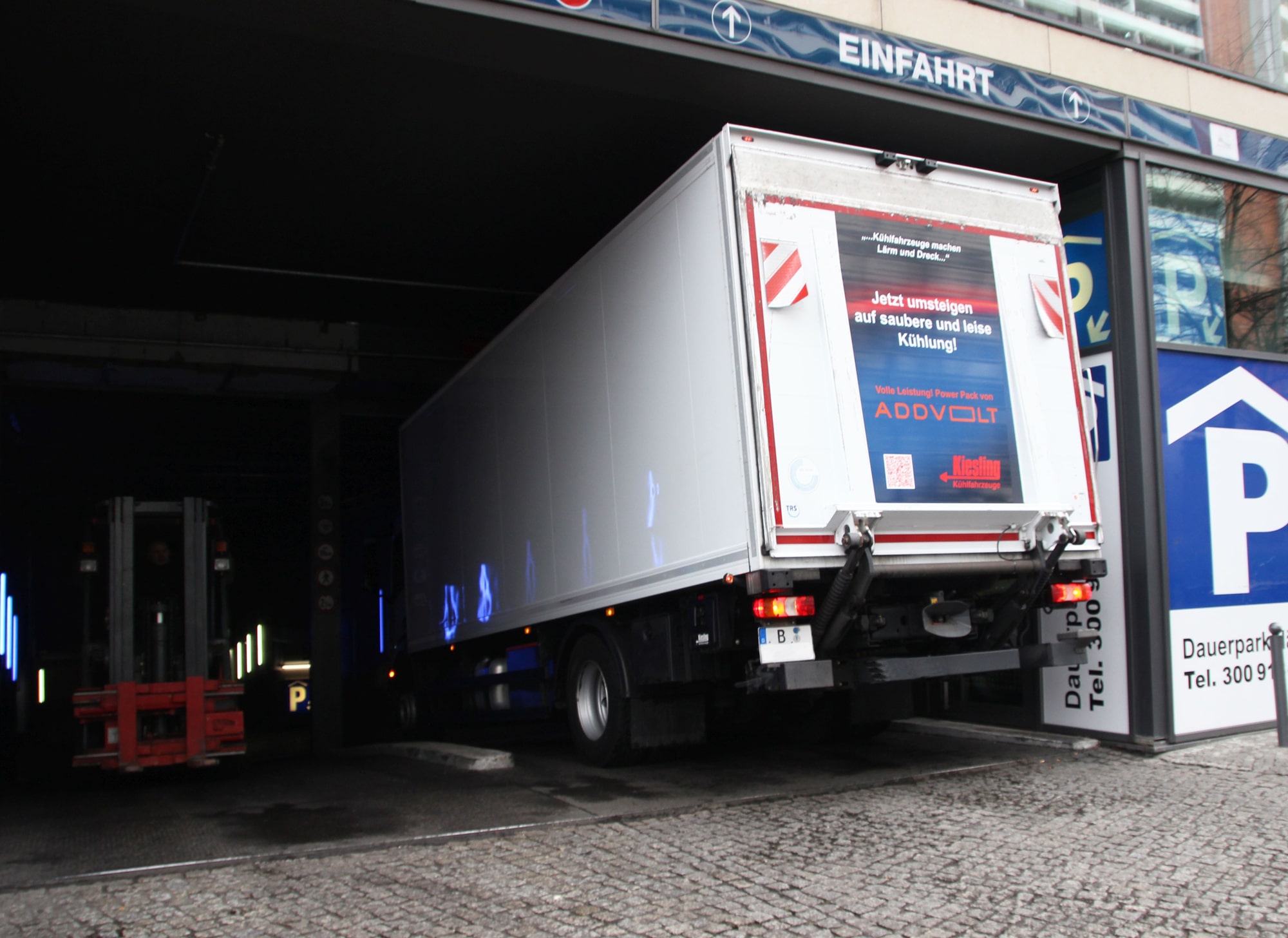 Einfahrt-Kühlfahrzeug-in-Tiefgarage