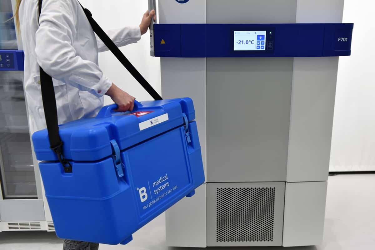 B-Medical-Systems_Impfstoff-Transportbox-RCW8-und-Plasma-Gefrierschrank-F701